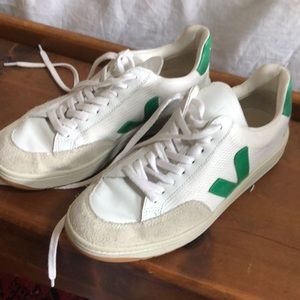 Veja V-12 sneakers. Size US 7.